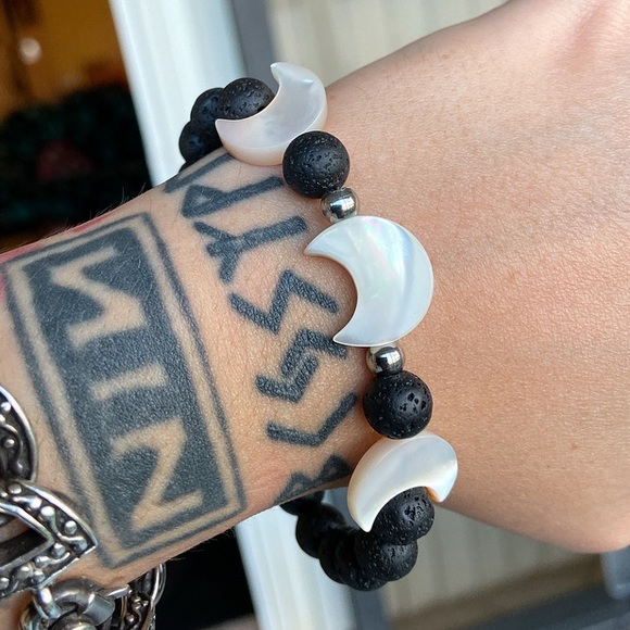 Genuine mother of pearl moon oil diffuser bracelet - Picture 4 of 6